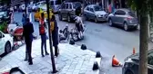 Motosikletin yaşlı adama çarptığı anlar kamerada