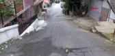 SARIYER'DE İŞE GİTMEK İÇİN EVDEN ÇIKAN GENÇ KIZA, SOKAK KÖPEKLERİ SALDIRDI