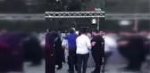 Üç kez ertelenen düğünde gelin ve damadı paraya boğdular