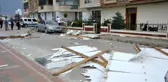 Biga'da aniden çıkan fırtına çatı uçurdu