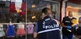 Silahlı saldırgan, kaldırımda yürüyen husumetlisini 10 el ateş ederek öldürüldü