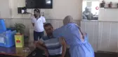 Sağlık çalışanları en ücra köylere giderek korona aşısını vatandaşlarla buluşturuyor