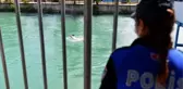 Sulama kanalında yüzerken polisi görünce köprü altına saklandılar