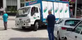 Kamyonet çöken yola saplandı