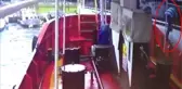 Tekneden tekneye atlamak isterken denize düşen adam, hayatını kaybetti