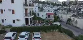 Tiyatrocu Metin Zakoğlu'nun Bodrum ilçesindeki evinin bahçesinde sahnelediği oyunlar ilgi görüyor