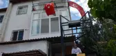Sokak hayvanları için evinin bahçesinden site yönetimine ilginç bir yolla seslendi