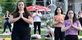 Isparta'da kadınlar pandeminin stresini açık havada yoga ile atıyor