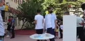Polis memuru çaresiz kaldı... Kimi gözyaşına boğuldu, kimi demir kapıdan atlayarak şansını denedi