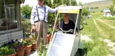 Eşine sera malzemelerinden elektrikli araba yaptı