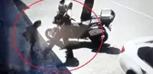 Polisin ayağına basan minik afacan kamerada