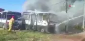 Park halindeki iki minibüs alev topuna döndü