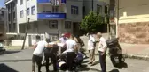 Yaralı kuryeyi güneşten korumak için çuvalla gölge yaptılar