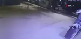 Berber dükkanına taşlı saldırı güvenlik kamerasına yansıdı