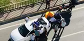 MALTEPE'DE MOTOSİKLET KAZASI; SÜRÜCÜ OTOMOBİLİN TAVANINA SAVRULDU