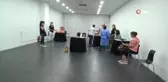 Alışveriş merkezinde gezerken aşı yaptırıyorlar