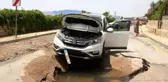 Araç içindekiler büyük korku yaşadı! Lüks cip ilerlediği sırada yol yarıldı