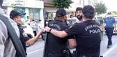 Son dakika haber: Polisler görevini yapan gazetecileri tartakladı