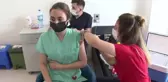 Sağlık çalışanları ile 50 yaş ve üstüne üçüncü doz aşı uygulaması başladı