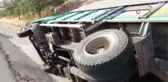 Alkollü sürücünün kullandığı kamyonet yoldan çıkarak devrildi