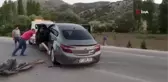 Otomobil ile kamyonet çarpıştı, mobilya yüklü kamyonet yan yatıp sürüklendi