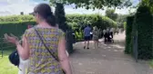 Prenses Diana'nın Kensington Sarayı'ndaki heykelini vatandaşlar ziyaret etti