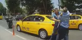 Kazanın ardından ikisi de sopalarına sarıldı! Taksicilerin kavgası, yolculara korku dolu anlar yaşattı
