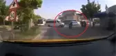 MOTOSİKLETİN SERVİS MİNİBÜSÜNE ÇARPTIĞI KAZA, KAMERADA