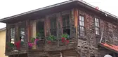 Terk edilen 150 yıllık ahşap ev çiçeklendirildi