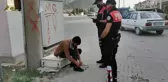 Uyuşturucunun etkisindeki gencin yardımına polis koştu