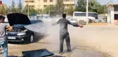 Vatandaşlardan serinlemek için ilginç yöntemler! Termometre 47 dereceyi gösterince arabasıyla birlikte kendisini de yıkattı