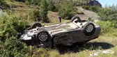 İKİ OTOMOBİL KAFA KAFAYA ÇARPIŞTI; 2 YARALI
