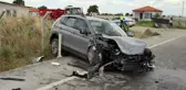Çiftlik kapısına çarparak devrilen otomobildeki 4 kişi yaralandı