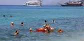 ALANYA'DA TATİLCİLER DENİZE GİRİP, TURİSTİK YERLERİ GEZDİ