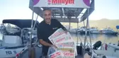 BODRUM'DA DENİZDE DE GAZETE KEYFİ
