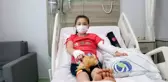 Cumhurbaşkanı Erdoğan'ın verdiği hediyeleri bir an bile elinden bırakmıyor