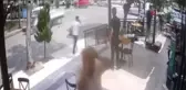 Kamyonete çarpan motosiklet sürücüsü metrelerce böyle havalandı