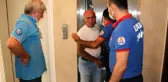 Asansörde mahsur kalan su dağıtıcısını Cankur kurtardı
