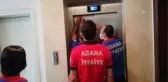 Asansörde mahsur kalan su dağıtıcısını itfaiye kurtardı