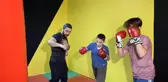 Camide imam salonda boks antrenörü