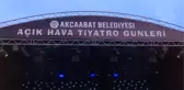 Son dakika gündem: Çocuklar, açık hava tiyatrosunda 