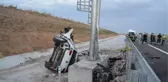 Yön tabelasına çarpan otomobilin hurdaya döndüğü kazada 2 kişi öldü, 1 kişi yaralandı
