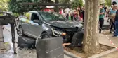 Bağdat Caddesi'nde aşırı hız yapan otomobil önce kadına sonra ağaca çarptı