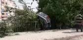 BAHÇEYE UÇAN OTOMOBİL AĞAÇTA ASILI KALDI