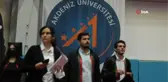 Görme engelli hukuk öğrencisi, diplomasını Haluk Levent ve Özlenen Özkan'ın elinden aldı