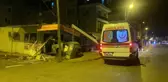 17 yaşındaki ehliyetsiz sürücünün kullandığı otomobil iş yerine daldı
