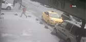 Taksi şoförü, parası yetmeyen yolcunun cep telefonunu çalarak kaçtı...O anlar kamerada
