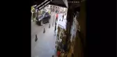 ABLASININ ELİNDEN KAÇTI, SÜRÜCÜNÜN DİKKATİ KURTARDI