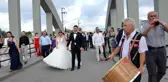 Gelin ve damatlar köprüden geçmek için sıraya giriyor