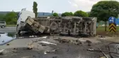 KAVŞAKTA KAZA YAPAN TIR'LARDAN BİRİ ALEV ALEV YANDI